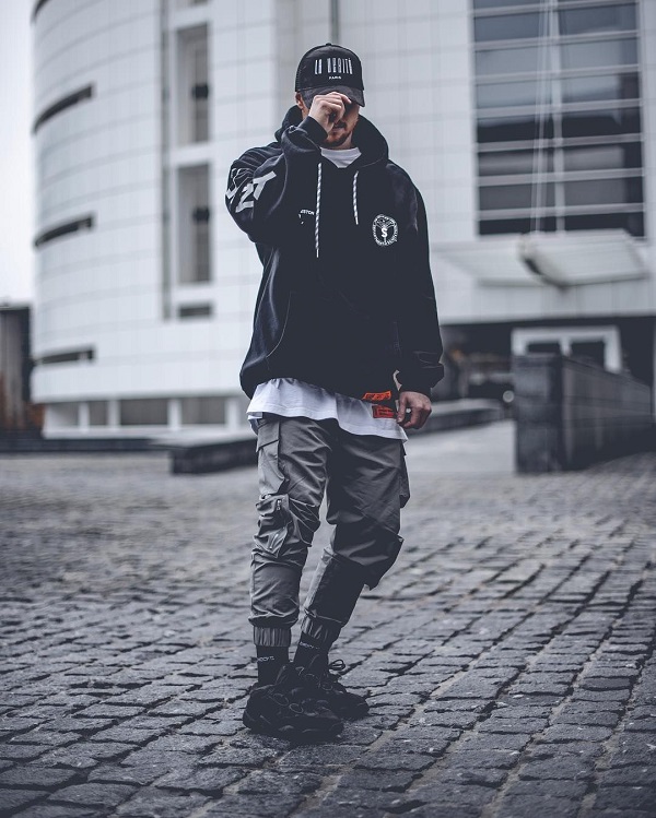 Quần caro với áo hoodie là một trong những Street Style phổ biến nhất hiện nay.