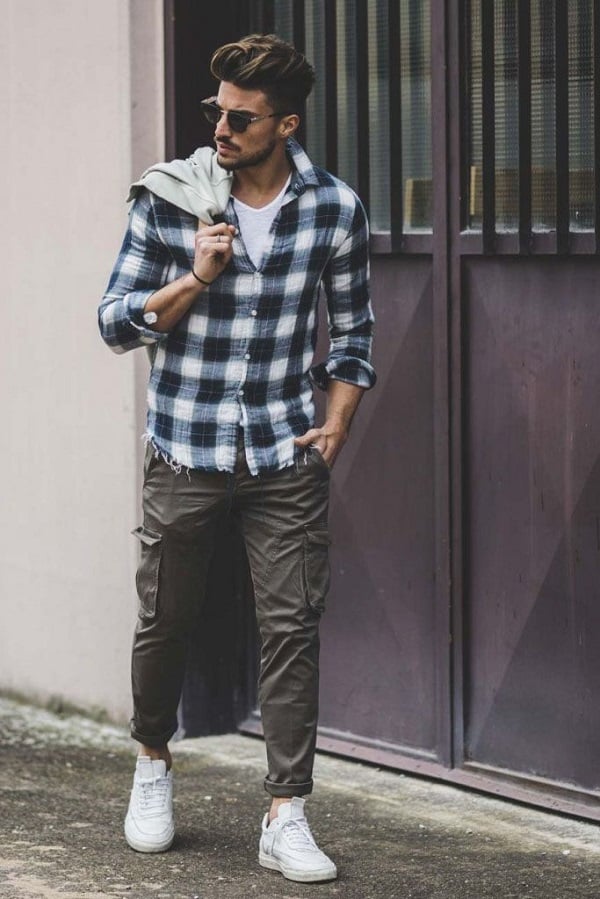 Áo sơ mi kết hợp với quần túi hộp tạo nên sự mới lạ và độc đáo cho trang phục