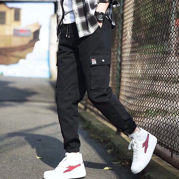 Đối với quần Cargo Pants thì Sneaker luôn là sự lựa chọn phù hợp nhất