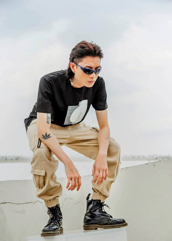 Quần đóng thùng mix cùng áo thun không kén dáng mà vẫn cực chất