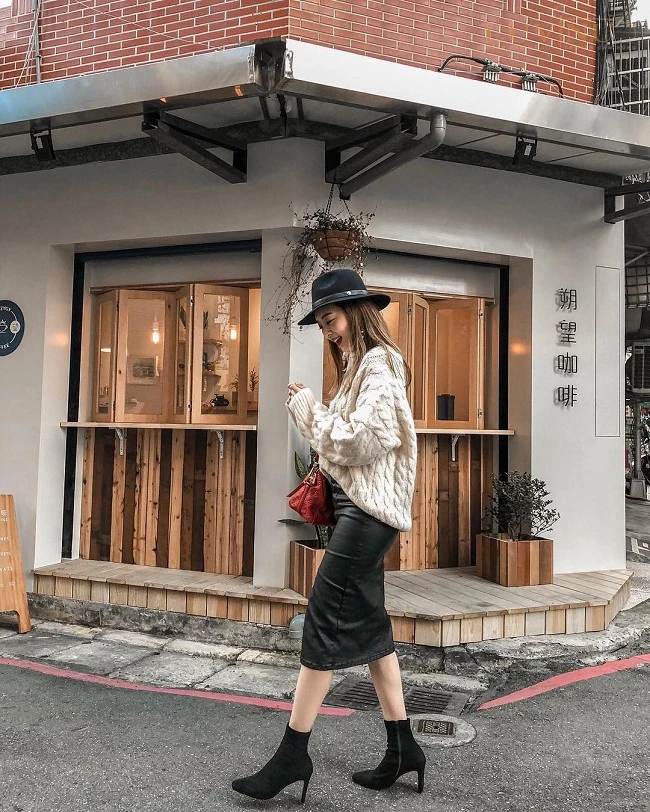 Mặc áo gì với váy da? 10+ Outfit nổi bật với chân váy da