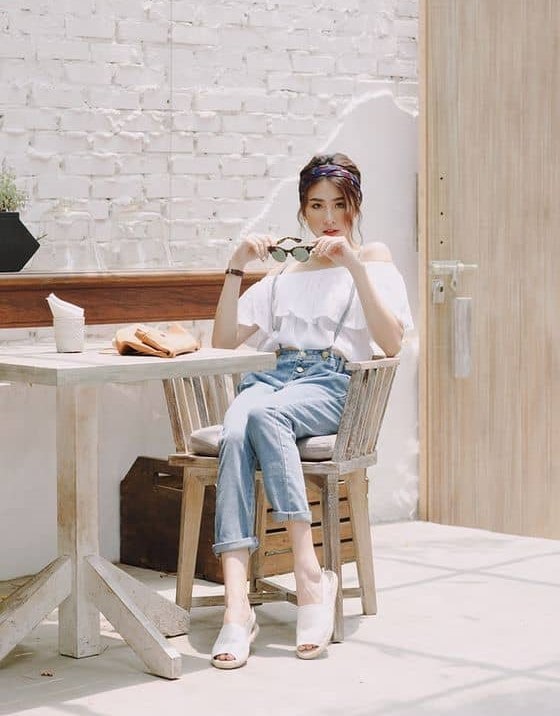 Loại áo nào hấp dẫn hơn với quần yếm?