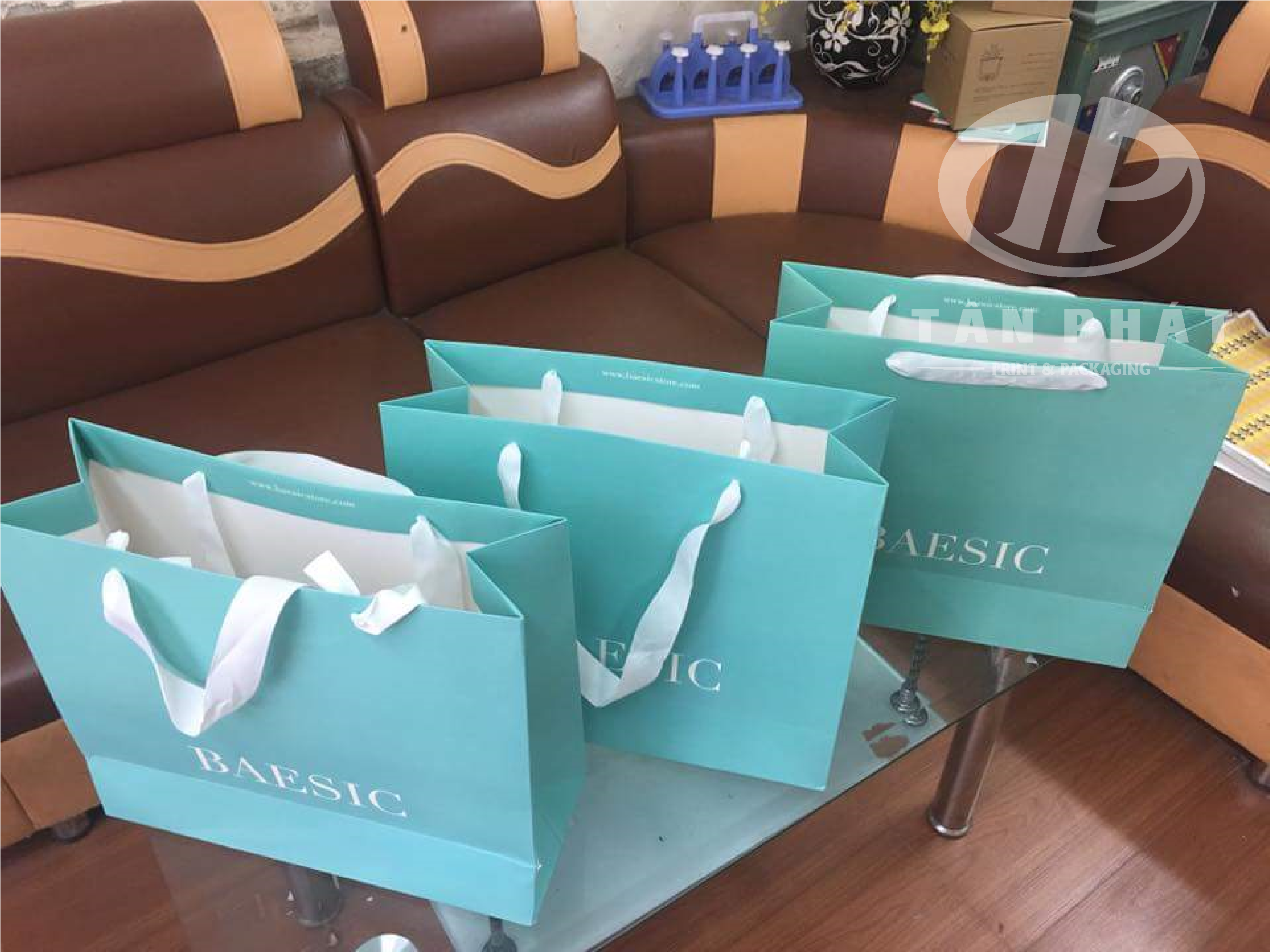 Túi giấy cửa hàng thời trang có tay cầm bằng lụa