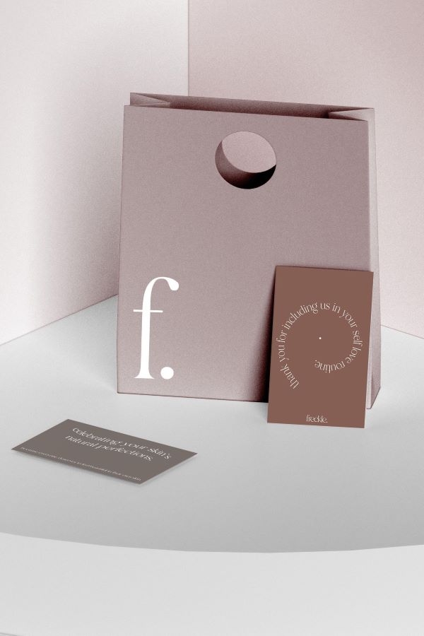 Mẫu túi đôi lỗ tròn đầy màu sắc ở bên cạnh