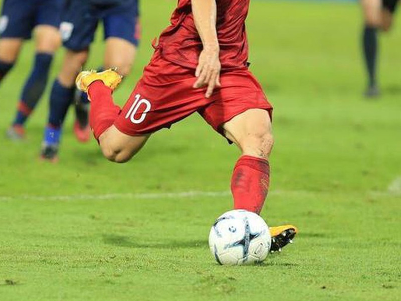 Hướng dẫn cách sút bóng thấp trong bóng đá