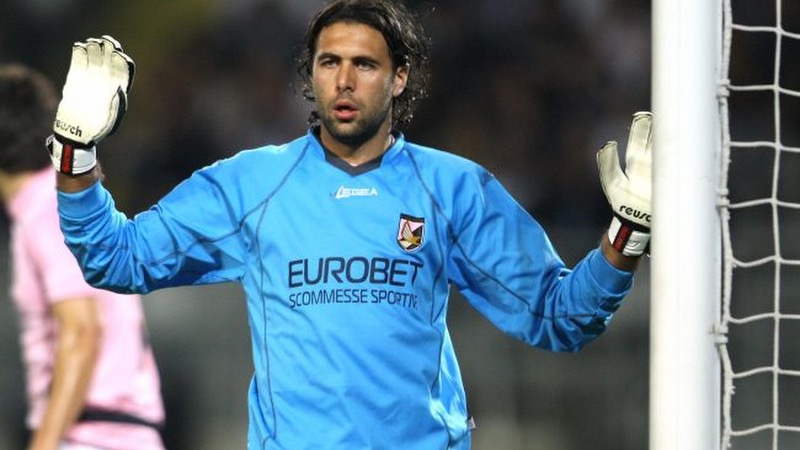 Thủ môn Salvatore Sirigu cũng có một số ấn tượng khi mới bắt đầu sự nghiệp Thủ môn Salvatore Sirigu khi bắt đầu sự nghiệp cũng có những ấn tượng