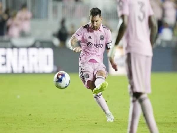 Cú đá phạt hay nhất thế giới: Kỹ năng đẳng cấp thế giới