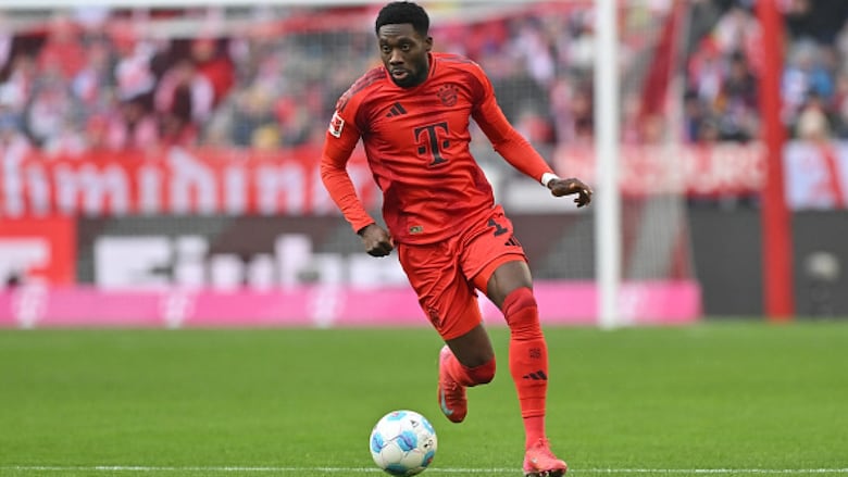 Đội trưởng người Canada Alphonso Davies bị thương trong trận thua Champions League của Bayern | CBC Sports