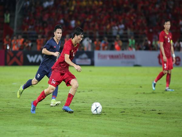 Ưu và nhược điểm của việc xếp đội hình với ba trung vệ là gì?