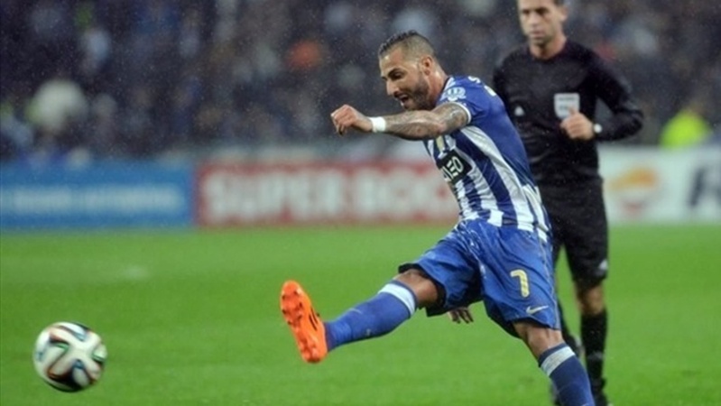 Trình bày cách đá bóng lăn đúng cách.