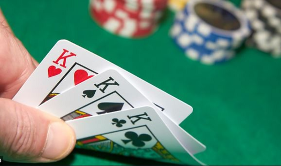 Hướng dẫn chơi bài poker 3 lá từ chuyên gia - EV88