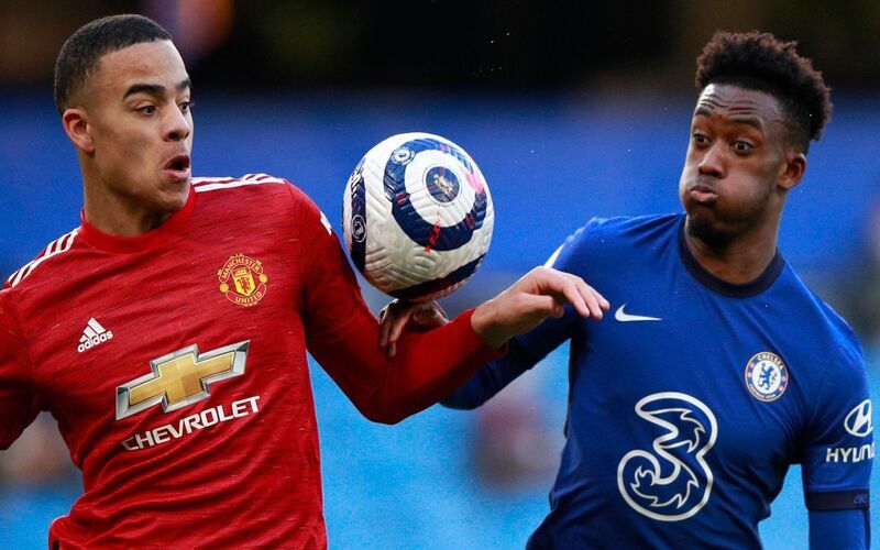 Tình huống tay mở rộng trong bóng đá