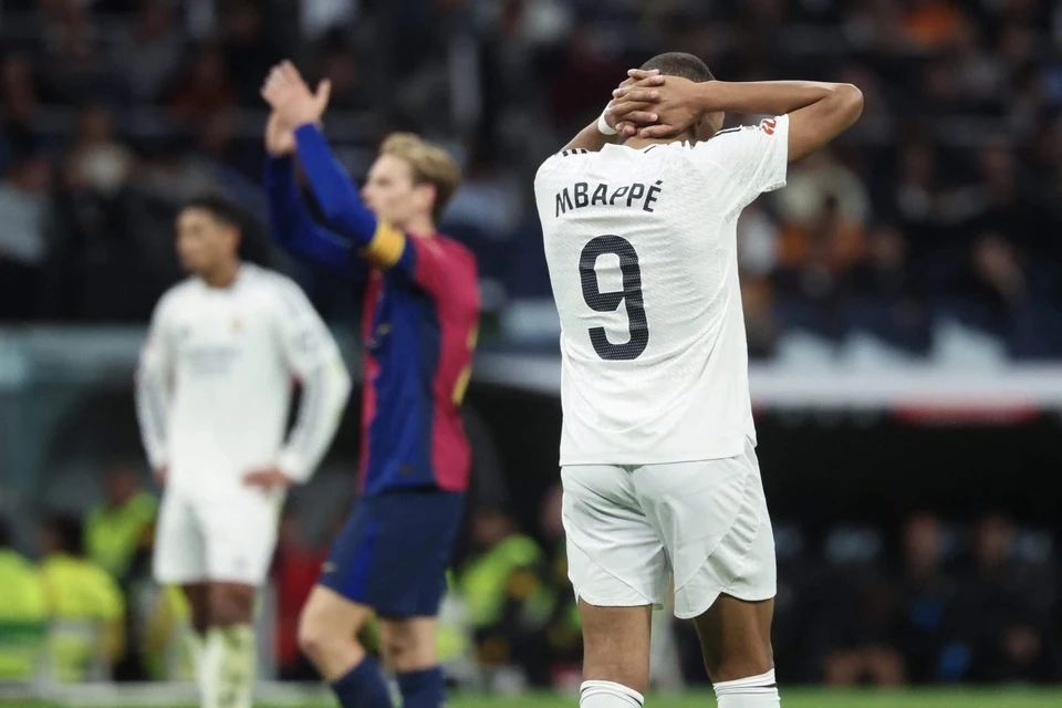Bẫy việt vị của Barca nhấn chìm Mbappe thế nào