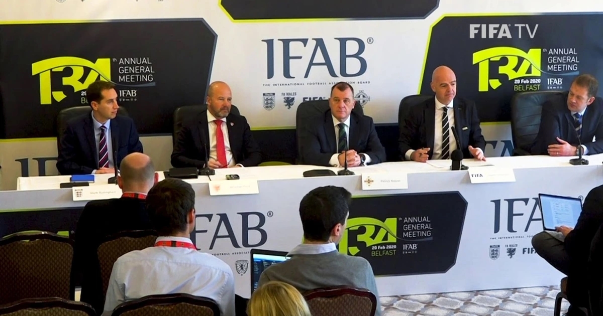 Cập nhật luật bóng đá hàng năm