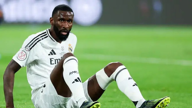 Cũng khá đáng tiếc khi cái tên này bỏ lỡ những cơ hội để trở thành trung vệ số 1 Antonio Rudiger tại Real Madrid