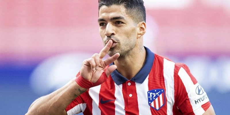 Luis Suarez ăn mừng bàn thắng đầy cảm xúc