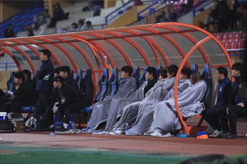 Dàn cầu thủ dự bị ngồi ở khu vực riêng