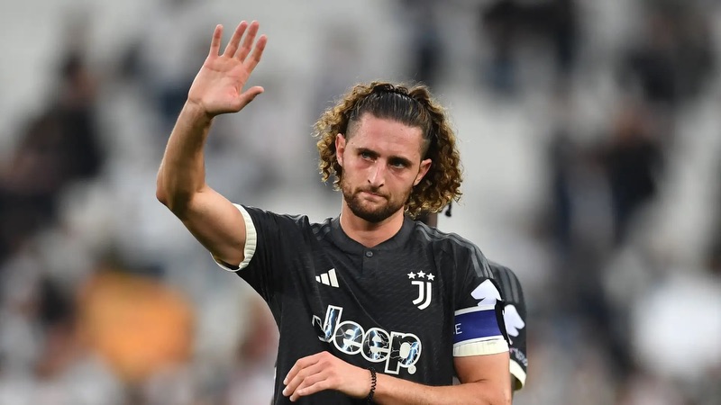 Sau đó anh cũng có thành công lớn với Juventus Cầu thủ Adrien Rabiot - Sai lầm hủy hoại dần tài năng
